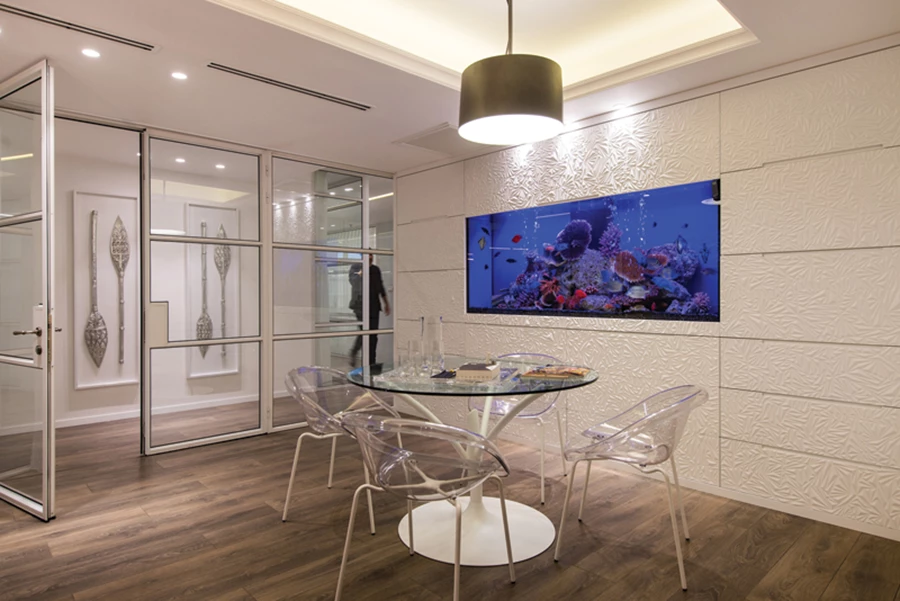 משרדו של מנהל הייצוא: אקווריום משתלב בתוך יחידת נגרות בה הוטמעו כל המערכות הנדרשות לו. חיפוי היחידה זהה לזה של דלפק הקבלה והקיר. אקווריום: