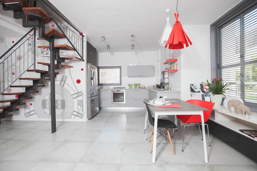 החלל הציבורי בקומת הכניסה לאחר השיפוץ:  חזות צעירה ורעננה, משובצת בנגיעות אדומות. ריצוף באריחי גרניט פורצלן המדמים מראה בטון,  תאורת ספוטים מתכווננים, וטפט בדיגום גראפי שנוצר ייעודית ומחפה את כל קיר הסלון כמוקד דומיננטי עם קריצה.