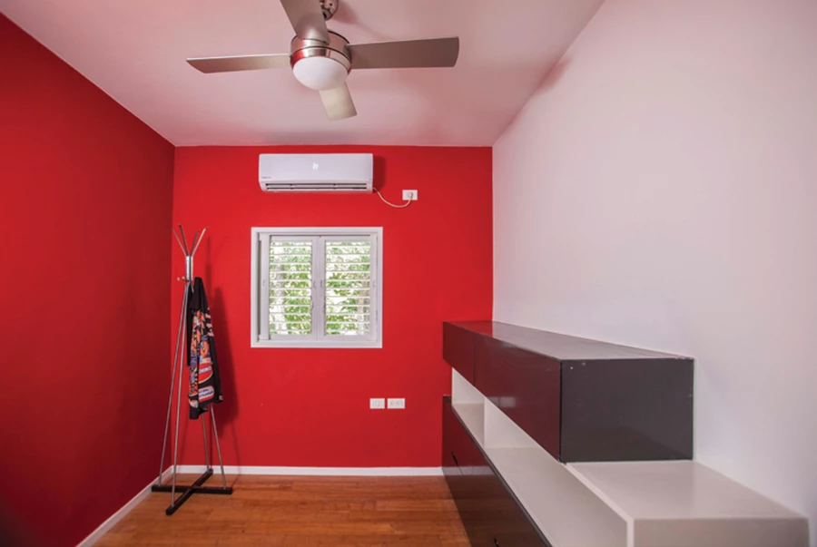 חדר הספורט שבעתיד יהפוך לחדר ילדים ונכון לעכשיו מתהדר בקירות אדומים. הריצוף בפרקט במבוק.