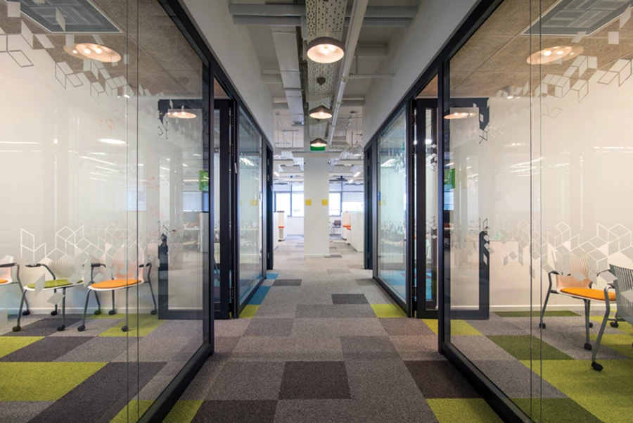 מערכות של זכוכית כפולה ללא פרופילים, דגם ‪panorama‬, של חברת ‪maars‬ ההולנדית. פרויקט מיקרוסופט הרצליה קומה 4. צילום: אילן נחום. | אינובייט.