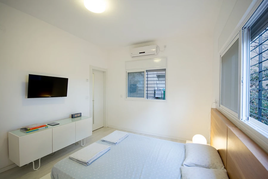 חדר שינה הורים. עיצוב מינימליסטי ומוקפד.