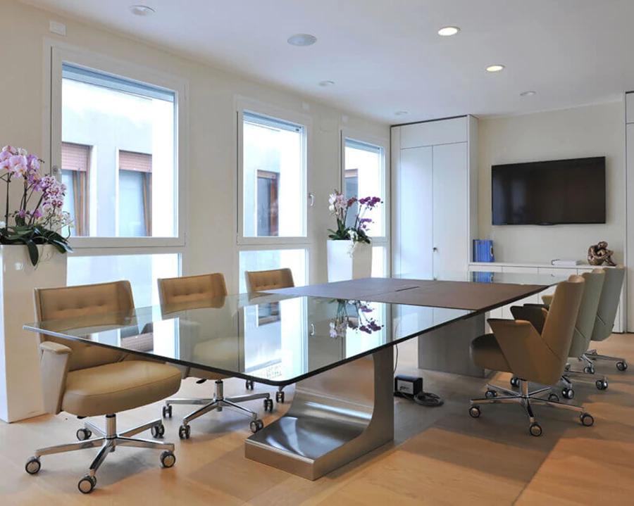 כל צרכי המולטימדיה בשולחן ישיבות אחד