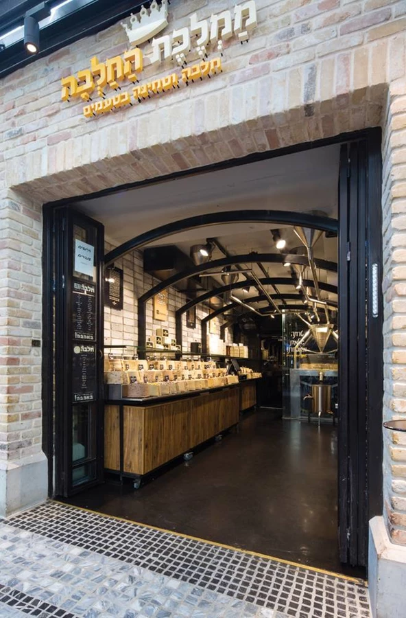 אבני הריחיים מוצבות בעומק החנות ויוצרות סקרנות שמכניסה פנימה את העוברים והשבים.