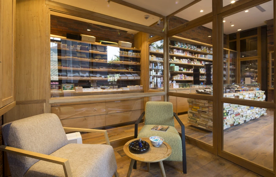 חדר העישון מאפשר ישיבה נוחה, מאובזר במערכת בקרת אקלים ויניקת עשן. כורסאות: ״פיק-אפ כסאות״.