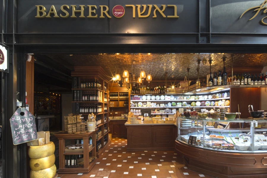 קונספט עיצובי בהשראת כפר צרפתי בחבל בורדו. בתמונות: ריצוף טרה קוטה טבעית בשיבוץ שייש קררה: ״רצף נמל תל אביב״, תקרה בחיפוי אריחי פליז עתיקים: ברקאי מערכות – חומרים אדריכלים, תאורת לד מקצועית ״דורי קמחי תאורה״.