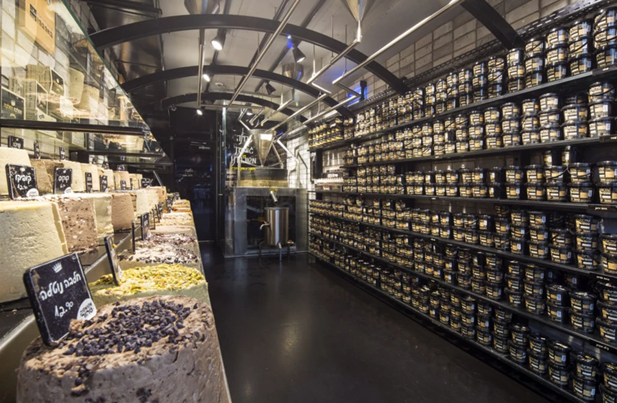 תכנון חכם השאיר את ליבת החנות פנויה להתנהלות והכניס תחושת מרחב לחלל קטן המיימדים.