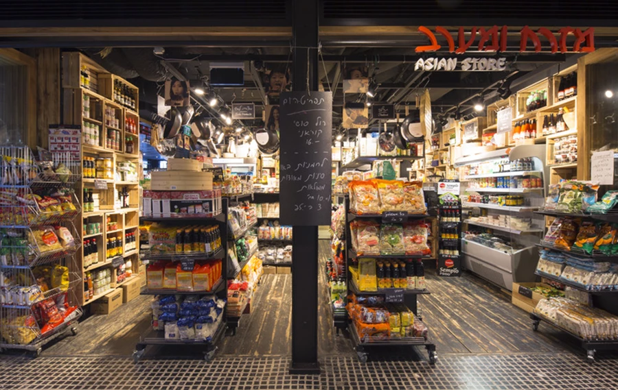 שימוש במארזי עץ ממוחזרים ואופן סידור המוצרים מזכירים סיור אותנטי בשוקי המזרח הרחוק. תאורה טכנית : ״דורי קמחי תאורה״.