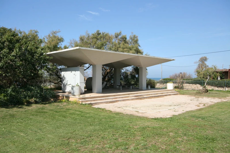 האתרים הסמוכים מהם נשאב הקונספט הרעיוני: למעלה אנדרטה הנצחה שיצר האדריכל והאמן חנן הברון ז