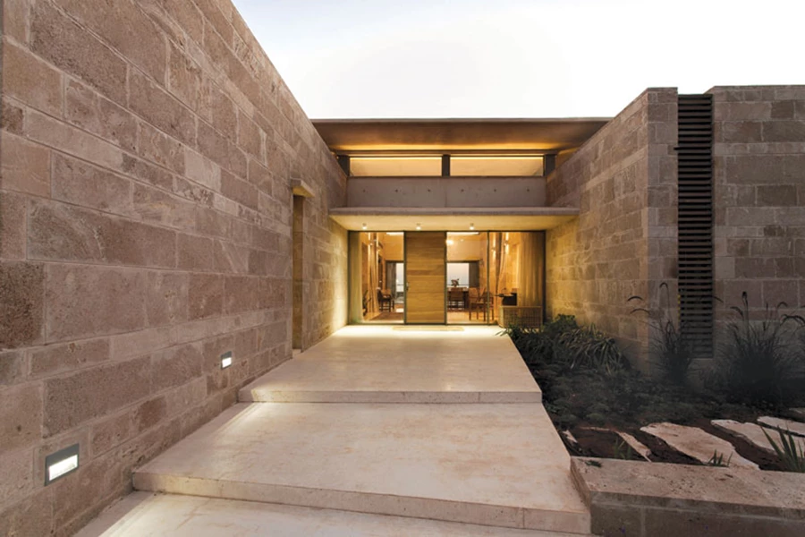 החזית הקדמית כפרשנות אדריכלית לפרספקטיבה שנחשפה באנדרטה ובשרידי הכנסייה. המדרגות מייצגות את מוטיב העלייה, ומצג הנחתן שנעשה בכיוונים כמו הפוכים זה לזה לסירוגין מחושב היטב כך שהוא עוקב אחר מתארו הטרפזי של המגרש מחד, ואחר קו המבנה מאידך.