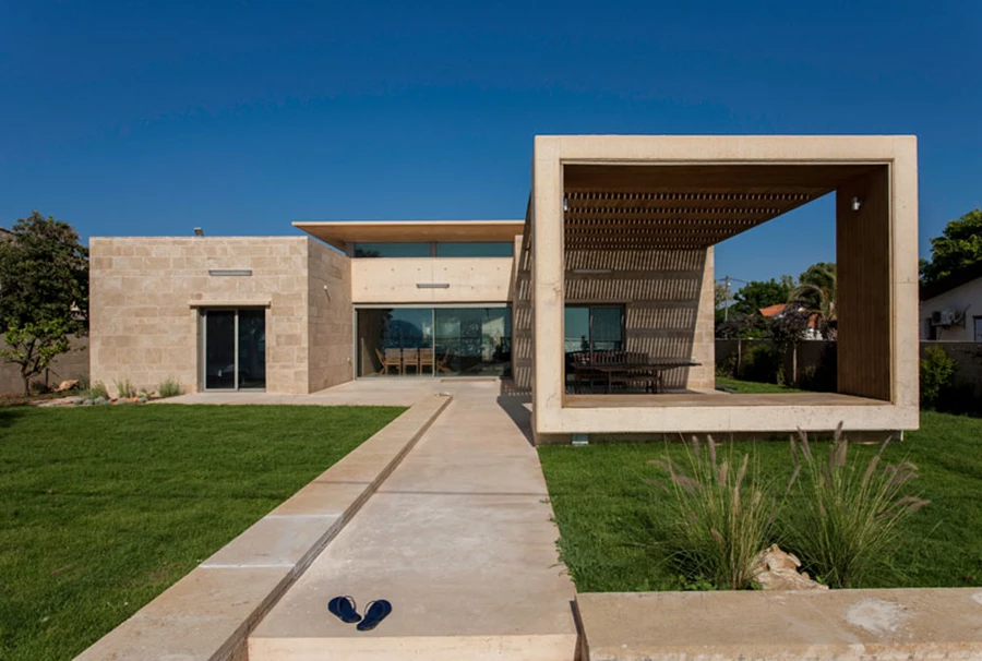 החזית האחורית: רחבה מרוצפת ביציאה מהחלל המשותף ורחבה נוספת ביציאה מאחת היחידות. רחבה זו מקורה בפרגולה ואת שטחה