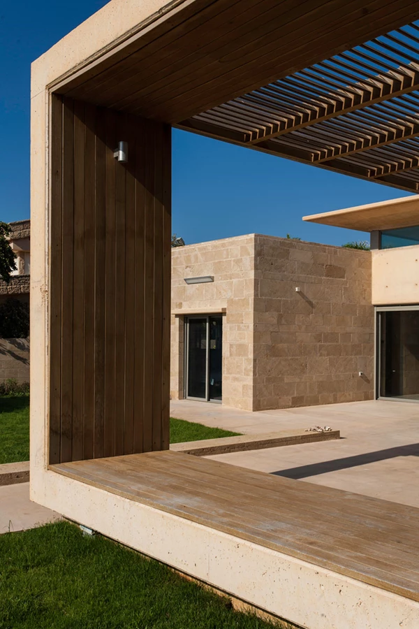 החזית האחורית: חבירה מושלמת לסביבה, וחשיפת מלוא מופעו של הנוף שהיא מזמנת.