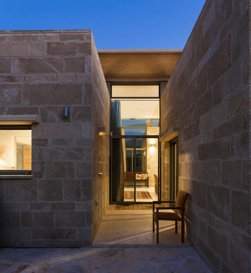 מבט מבחוץ אל אחד הפרקים השקופים שמחברים בין יחידות הבית.