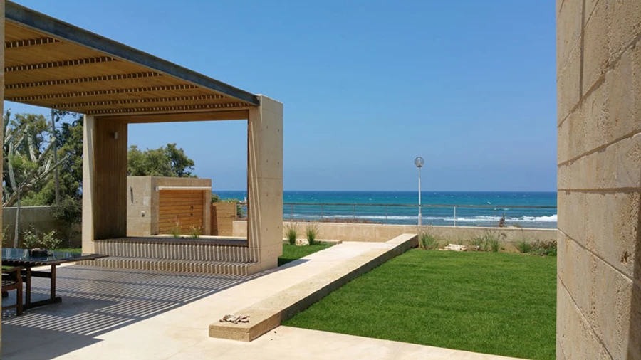 הרחבה המקורה: פרגולה המשלבת קונסטרוקציית פלדה וסרגלי עץ ארז וחיפוי העץ של פנים המסגרת המרחפת.