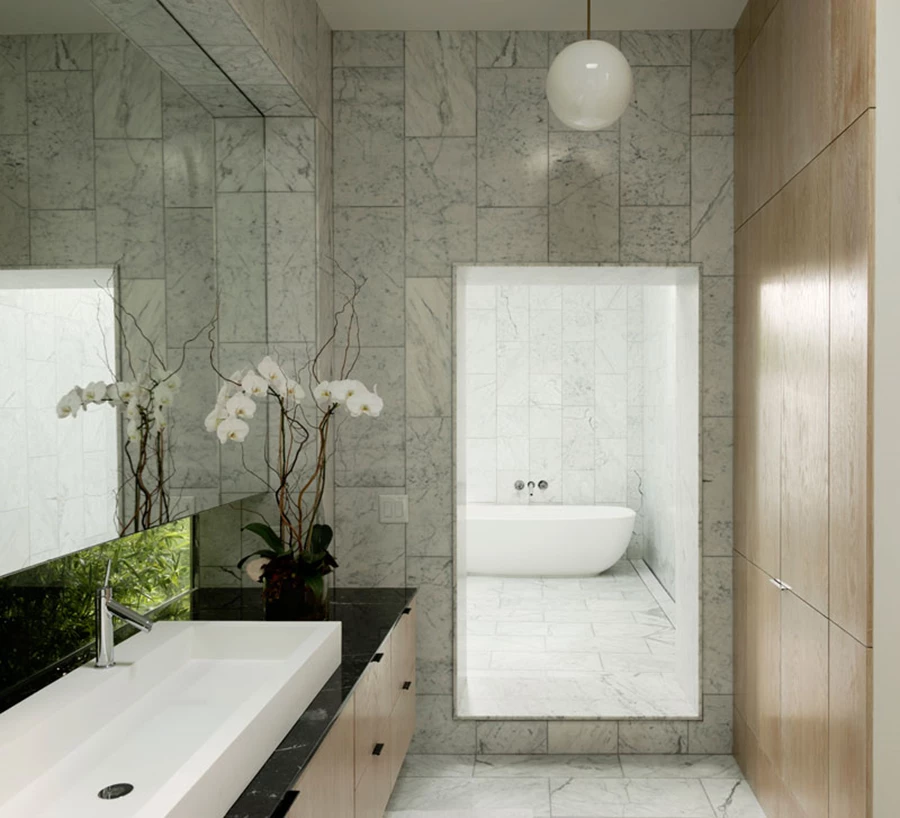 חדר הרחצה הצמוד: משמר את שפת העיצוב הנקייה-מסוגננת.