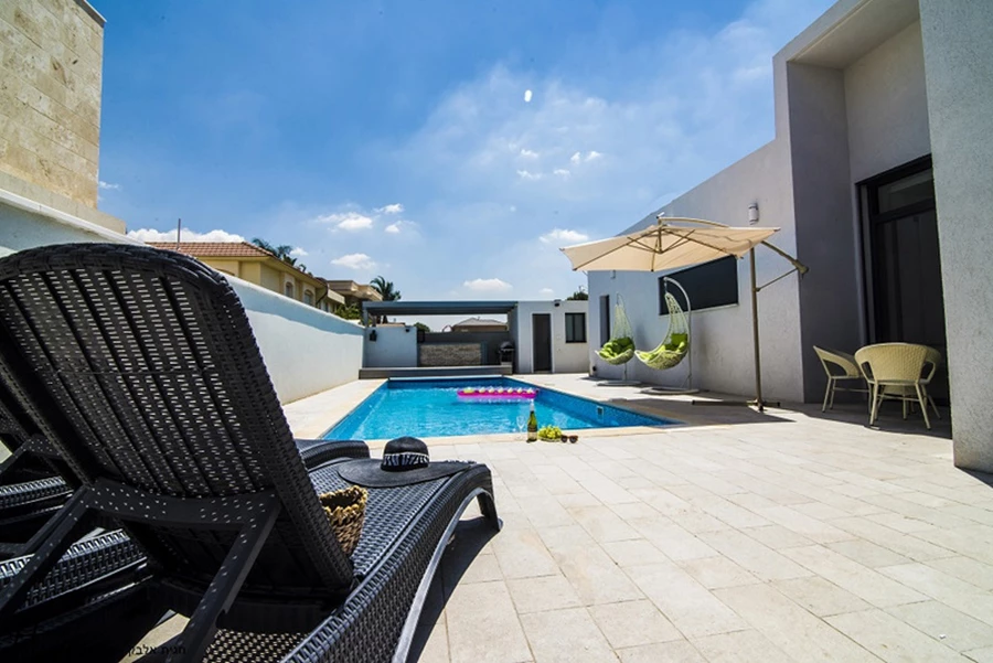 חשמל זורם בכפות ידיה