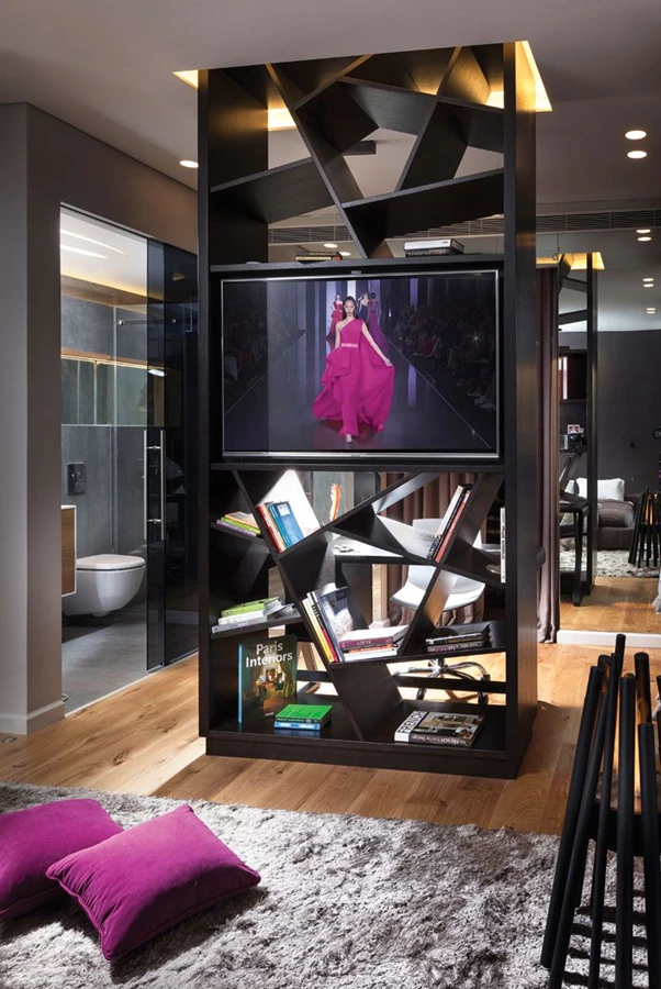 יחידת הספרייה שעוצבה ייעודית עם מדפים אלכסוניים המייצרים עניין שונה. נגרות ספרייה, דלתות פנים, חדרי ארונות ורחצה: