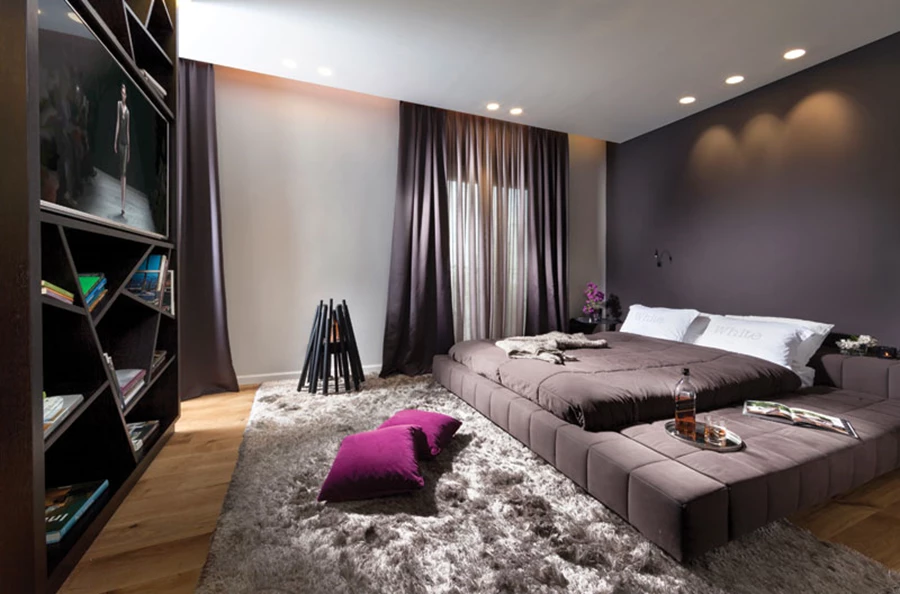 סוויטת השינה המכילה אזורי שינה, אחסון, עבודה ורחצה. מיטת במה מרופדת שממדיה הנדיבים מהווים חלופה נוחה לשולחנות לילה ולגב מיטה, ויחידת ספרייה המכילה מסך טלוויזיה חוצצת בינה לבין אזורי האחסון והעבודה. בצדה השני חובר אליה שולחן כתיבה שצבעו גוון בהתאמה מדויקת לצבעה, על אזור הארונות/הלבשה הסמוך סוגר וילון בלבד, ומראות גדולות משני עבריו