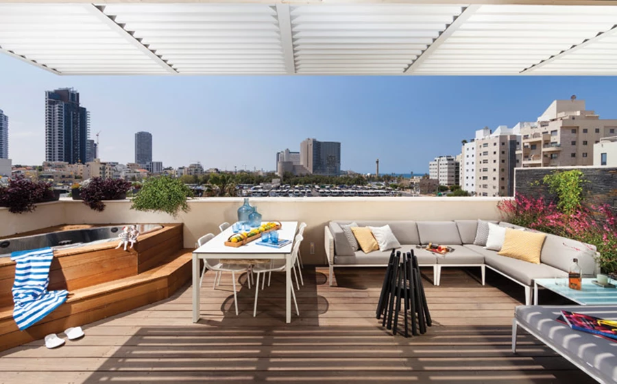 מרפסת הגג הנשקפת מהחלל הציבורי: פינת חמד בה משתלבים אזור זולה, פינת אוכל, ג