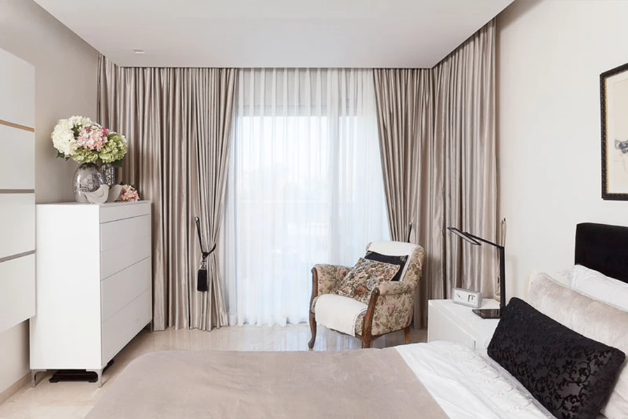 וילון דו שכבתי שכותרתו מוסתרת על ידי הנמכת תקרה ליצירת אווירה בחדר השינה | 