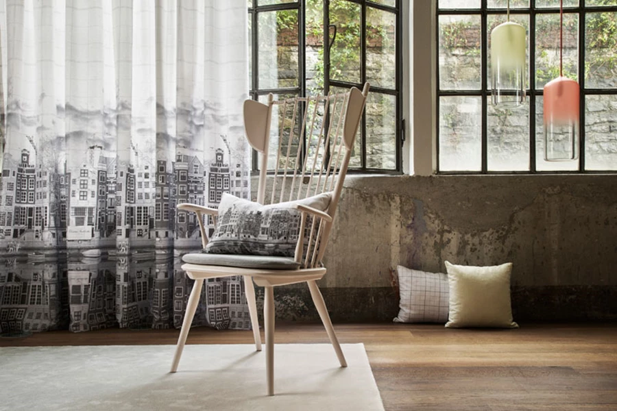 וילון לבן בשקיפות אוורירית עם דיגום המדמה רישום של נוף אורבאני. מבית המותג Sahco |  | ״רנבי הום