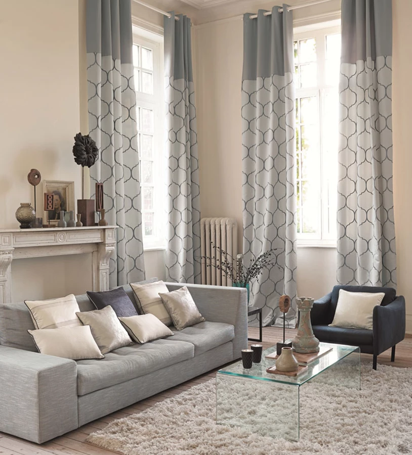 וילון בד מושחל בדיגום משולב -חלק וגיאומטרי, של המותג