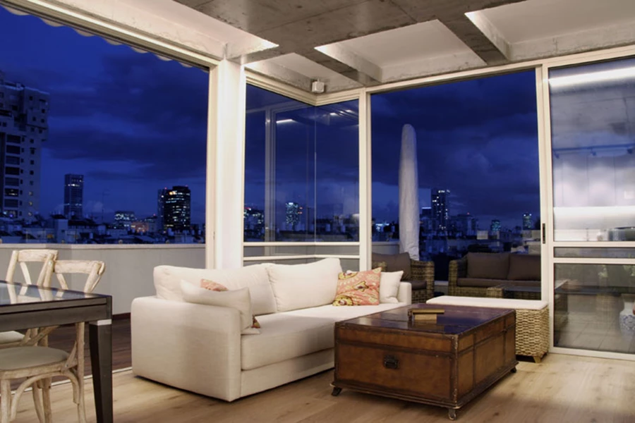 החלל הציבורי שהועלה לקומה העליונה והמרפסת הסובבת אותו מייצרים חזות של קופסת זכוכית. ריצוף פרקט אלון ותקרת בטון חשופה שהצלעות בהיקפה מנוצלות להטמעת גופי תאורה נסתרים באמצעות פרט ייחודי שנהגה לצורך זה.