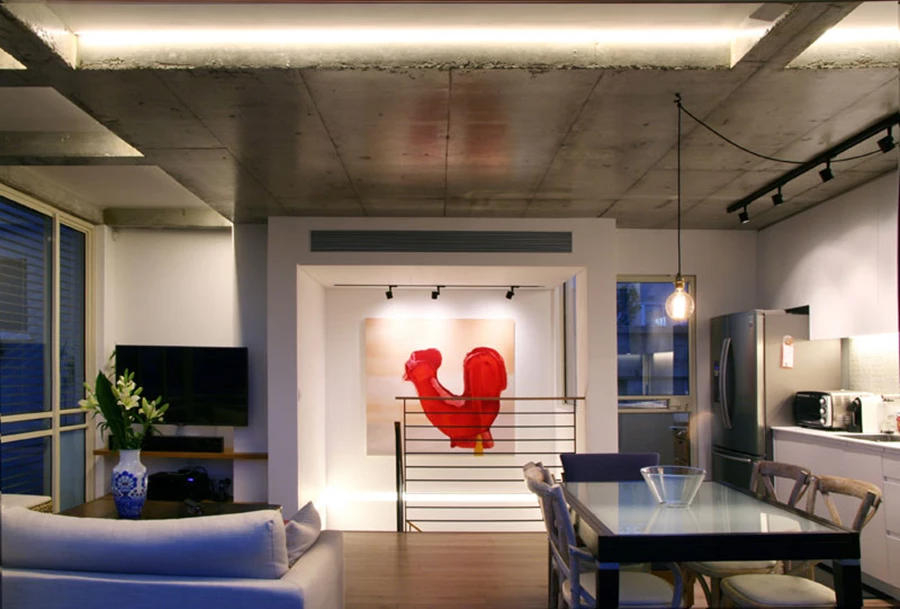 מבט מהחלל הציבורי אל עבר חלל המדרגות: חזותו החדשה מהווה