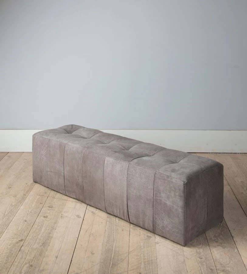 ספסל מרופד מחופה עור. צילום: שי אפגין. רשת