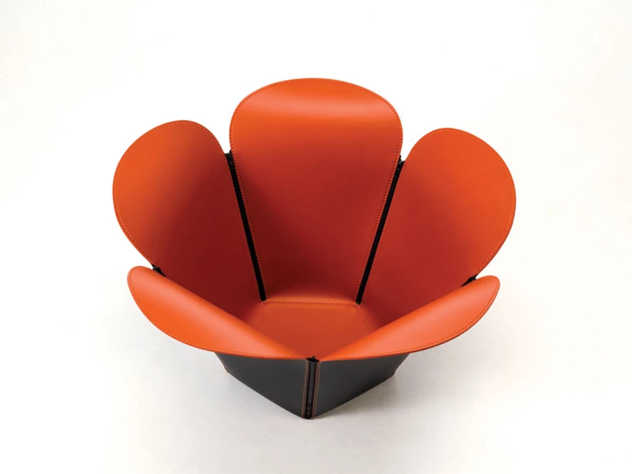 מתקן לעיתונים עשוי עור. דגם