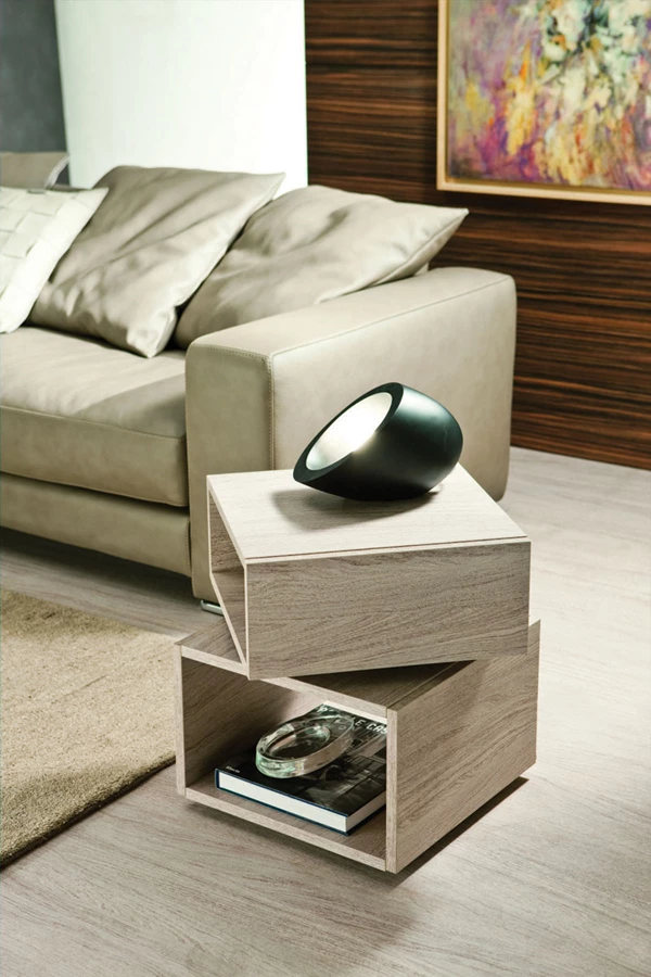 זוג שולחנות צד האחד מסתובבים, המאפשרים גישה לתכולת האחסון. רשת