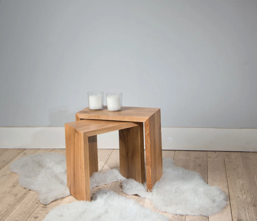 זוג שולחנות צד מעץ אלון גושני. צילום: שי אפגין. רשת House In.