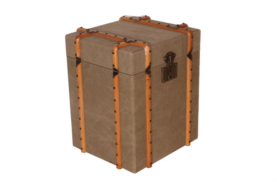 סדרת ארגזי מסע עשויים עץ, מצופים קנבס בעיטורי עור ובמבוק, במגוון גדלים ותצורות. רשת חנויות  שוורץ הום קולקשיין.