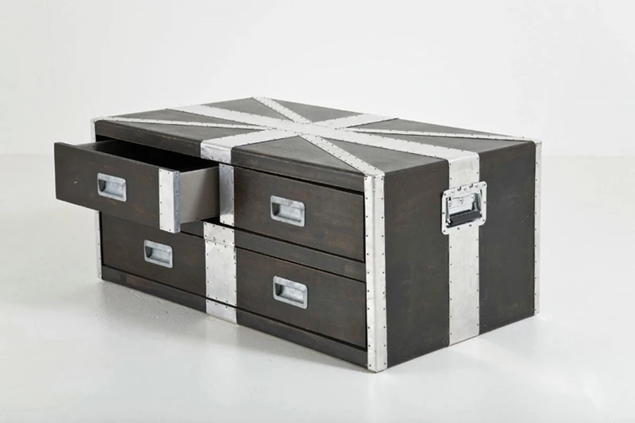 ארגז מסע משולב מגירות היכול לשמש גם כשולחן. קארה דיזיין.