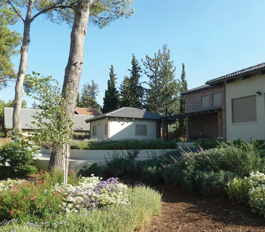 שני מפלסים עיקריים לגן- העליון פורמלי והתחתון מתמזג עם טבע הקיים.