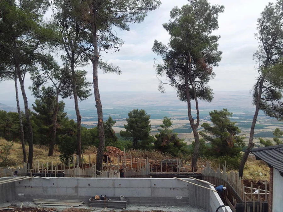 תהליך ההקמה: בניית קירות תמך לצורך יצירת מפלסים.