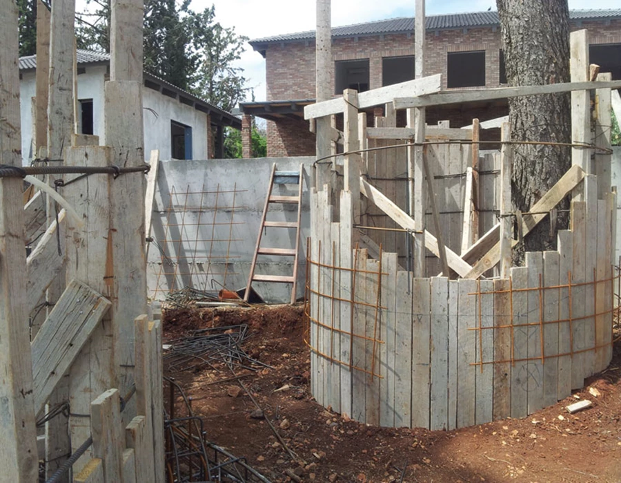 הכנה לקראת יציקת מדרגות מעוגלות סביב עץ האורן