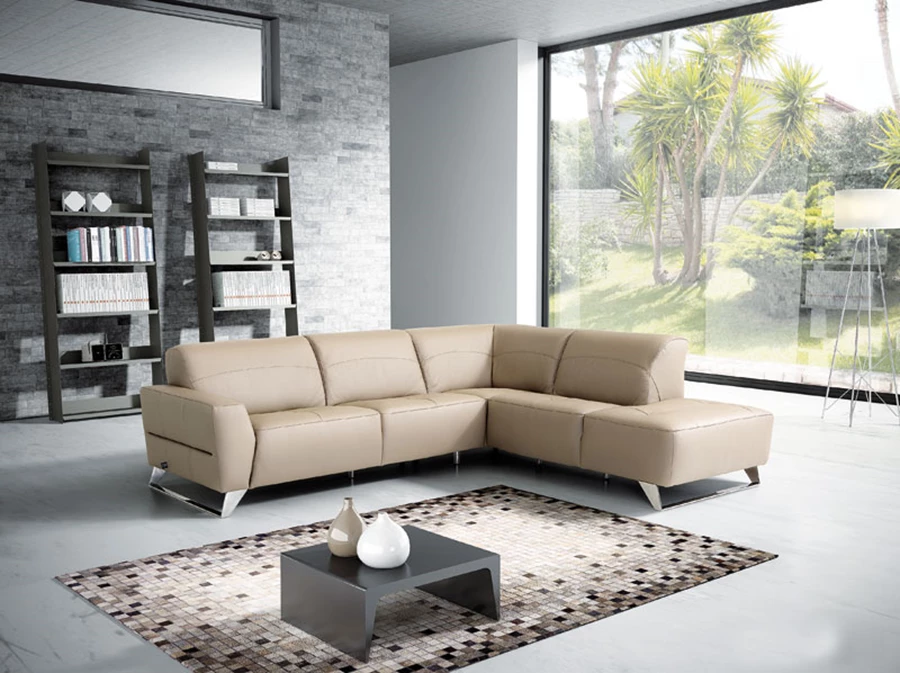 מערכת סלון בגווני אדמה, מתכתבת עם הנוף שבחוץ-  דיבאני סנטר