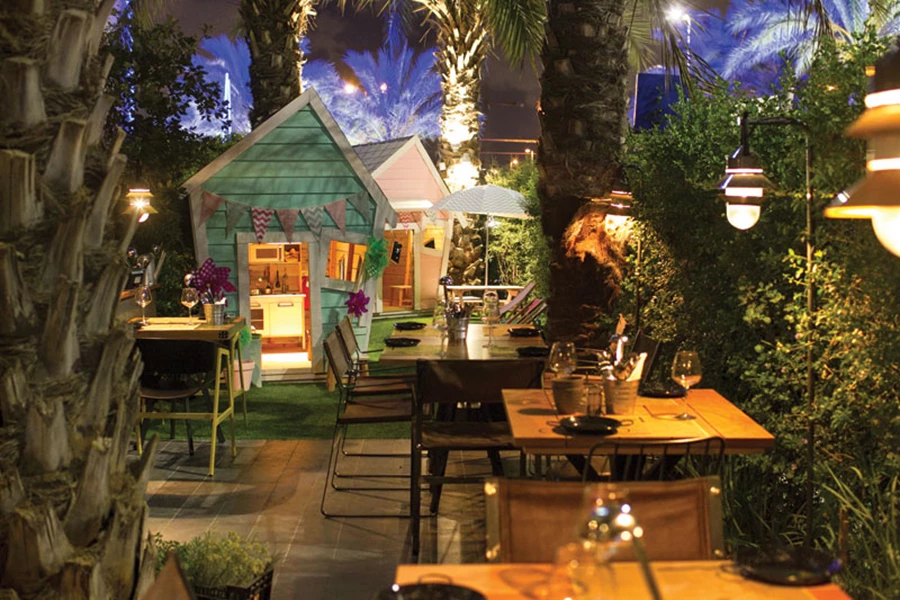 חגיגה לטף: פינת ילדים מוגנת בשטח החממה החיצונית. שני בתי עץ מאובזרים כסביבה ביתית לכל דבר בקנה מידה מוקטן ומותאם למשחק.