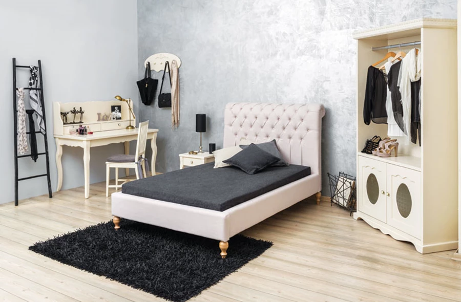 חדר המותאם לילדה מתבגרת. הורדרד מפנה מקום לצבעי מוקה, והדובונים מתחלפים בדרסר מאובזר. דגם שאנל. האוס אין