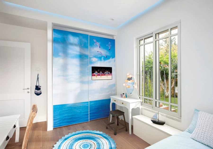 ארון הקיר תופס חלק ניכר מחדר הילדים. כדאי להתאימו מבחינת הגוונים וניתן אף לשלב בו מכשיר טלויזיה והדפסים מעולמות התוכן האהבים על ילדיכם. אידיאל ארונות