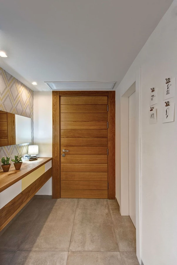 חלל המבואה שהוגדל תוך נגיסת שטח מהסלון