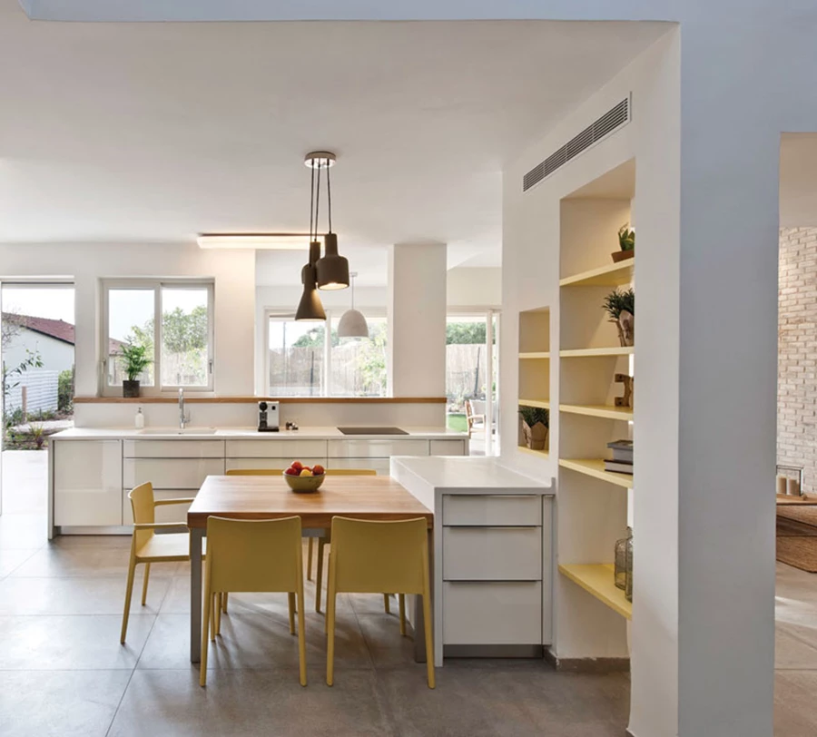 המטבח שבמרכז החלל:  מעוצב בשפה נקייה עם חזיתות מזכוכית מט לבנה ומשטחי עבודה מקוריאן. פינת אוכל לצרכי יומיום כוללת שולחן עץ אלון לבן איתו משתלבים כיסאות צהובים, ומעליו משתלשל גוף תאורה  עשוי מבטון.  מטבח: