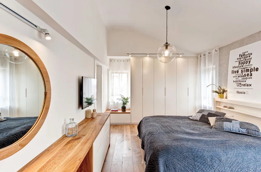 יחידת ההורים שבקומה העליונה, ממנה ישנה גם יציאה למרפסת שמש המשקיפה אל הגן: ביטול חדר ארונות קיים  יצר חלל מרווח יותר, והארונות שולבו משני צידי המיטה. ריצוף בפרקט אלון מולבן המשמש בכל חדרי המפלסים העליונים. פרקט אלון מולבן: