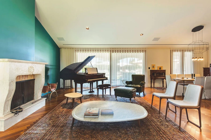 עיצוב הסלון: מופע אקלקטי המהדהד חזות של חלל באחוזה אי שם במחוזות אחרים. קמין קיים ששופץ וחודש, פסנתר כנף, ואוסף מובחן של פריטי ריהוט המשלב כאלה שנאספו במהלך השנים לצד כאלה שנבחרו בהתאמה אליהם. תאורה: אקסלוסיב.