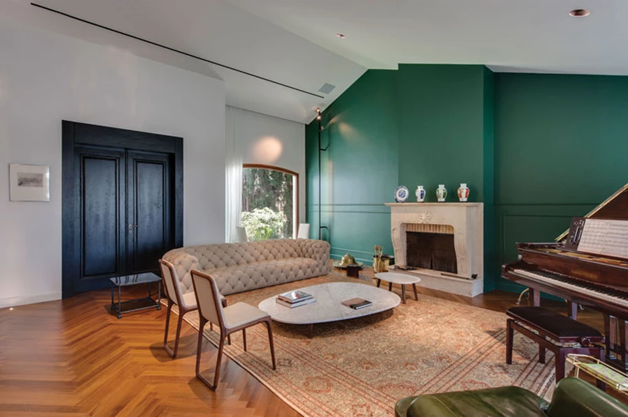 חלל הסלון: ריצוף בפרקט דובדבן בדיגום אדרת דג, קיר ירוק מתכתב עם צמחיית הגן הנחשפת משני עבריו, והתקרה שהונמכה לצורך הצנעת גופי תאורה תוכננה בקו משופע העוקב אחר צורת החלל.  ריצופי עץ ואבן: פרקטים parketeam