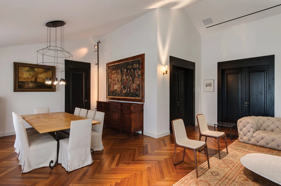 אזור פינת האוכל הממוקם כמו בניצב לאזור הישיבה, נהנה מאינטימיות ראויה ומקושר באמצעות דלת לחלל המטבח.