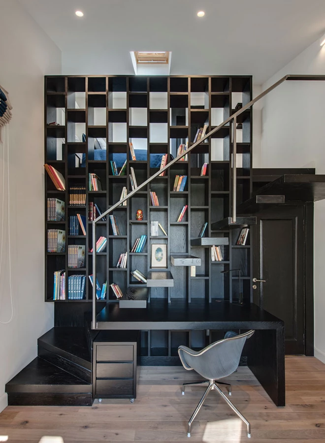 ניצול מעניין של ממד הגובה בחדרו של אחד הבנים: אלמנט שתוכנן ייעודית בעבודת נגרות משלב ספרייה, מדרגות גישה לגלריה עליונה בה ממוקמים אזורי השינה והרחצה, ושולחן כתיבה בחלקו התחתון. ריצוף החלל בפרקט אלון. נגרות: נגרית בונסאי.