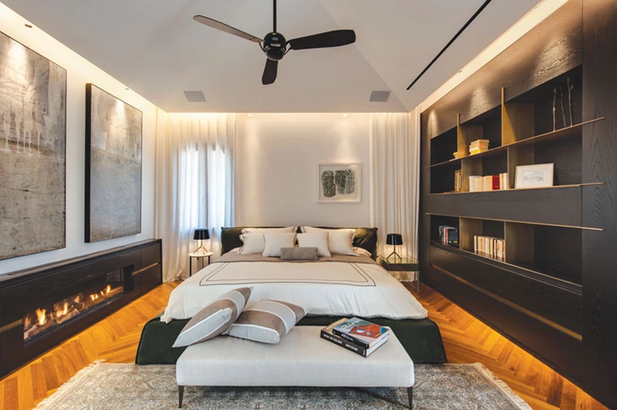 חזות מוקפדת, אנינה וחמימה, ביחידת המאסטר בקומה העליונה: מיטה כעין במה מרופדת עם הדום מרופד בחזיתה, יחידת ספרייה מאלון פרח שחור עם שילובי ברזל ופליז, יחידת נגרות שבתוכה משתלב קמין ועבודות אמנות על הקירות. ריצוף בפרקט דובדבן בדיגום אדרת דג, ותקרה מרחפת שמצניעה תאורה סמויה בהיקף החלל.