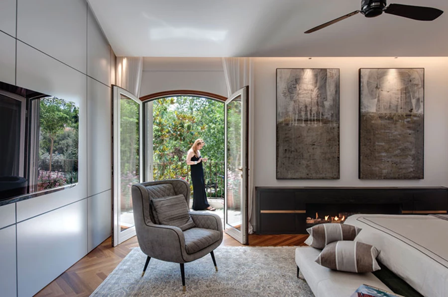 הקיר במצב סגור, ובמצב בו הדלתות המוטמעות בתוכו פתוחות. הקו המשופע של חלקו העליון נגזר מצורת החלל.