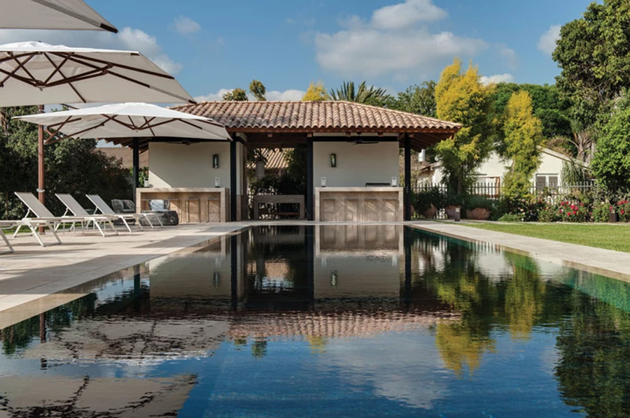 הבריכה והקבנה הייעודית שנוספו לבית במסגרת השיפוץ. הבריכה מצוידת ברצפה, שהינה סוג של